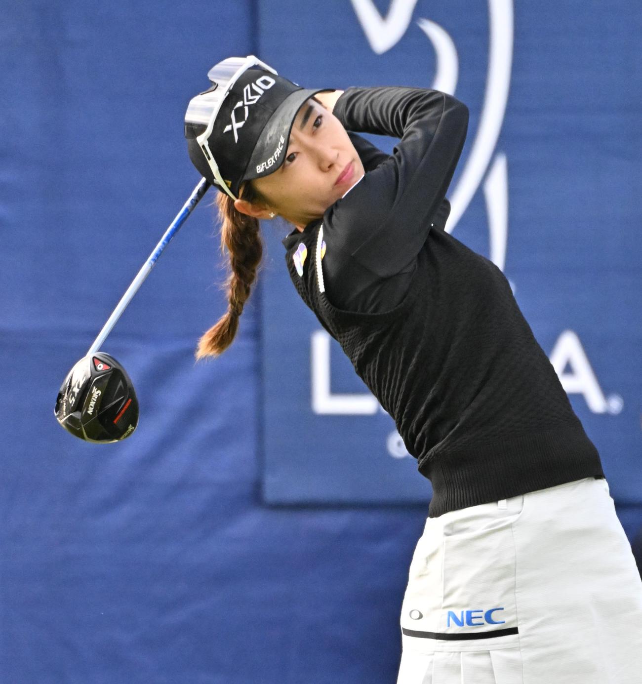 １番、安田祐香はティーショットを放つ（撮影・石井愛子）