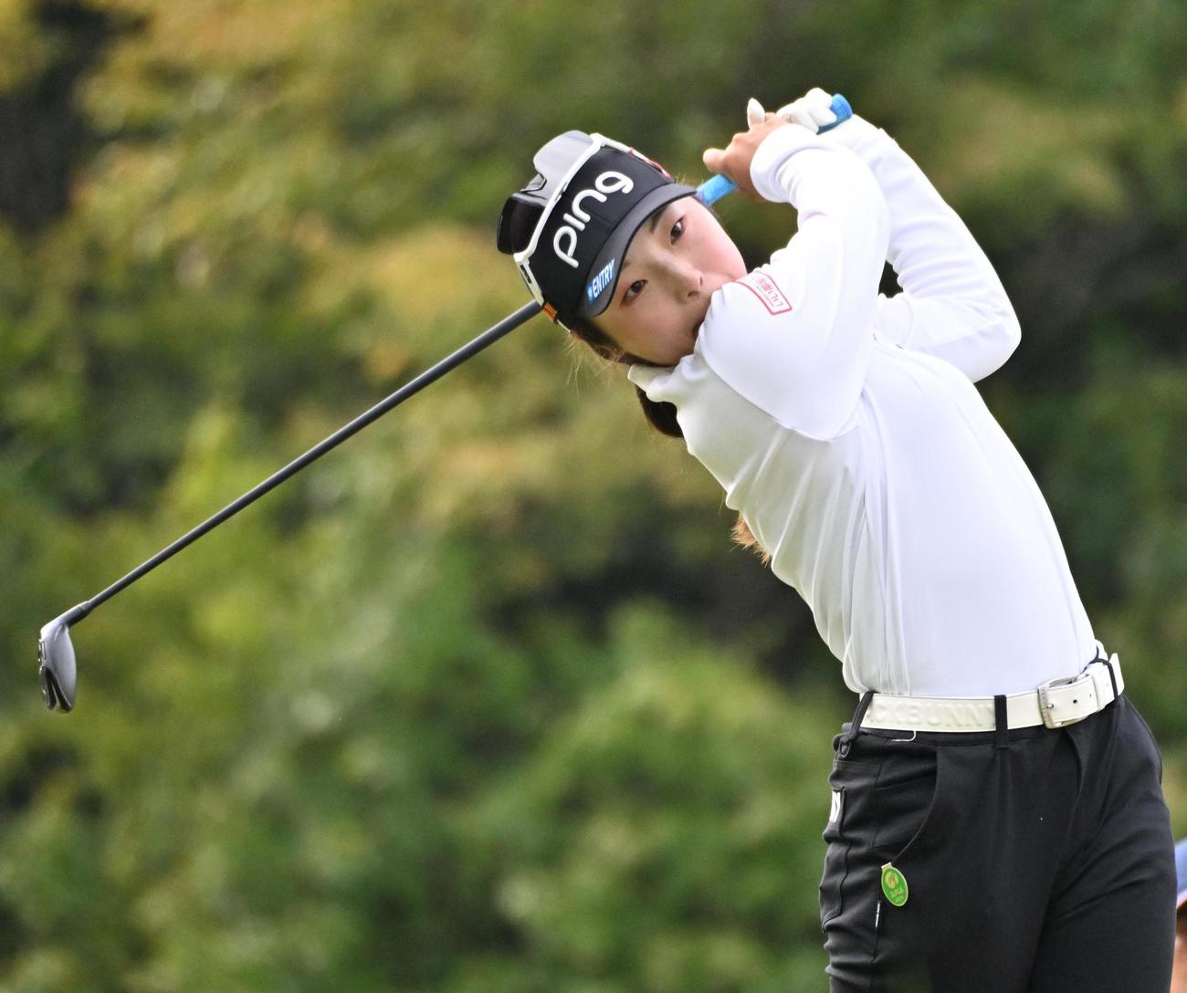 3番、佐久間朱莉はティーショットを放つ（撮影・石井愛子）