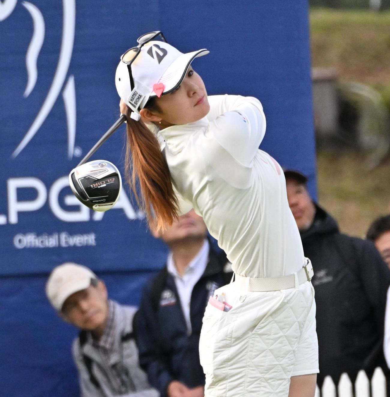 1番、川崎春花はティーショットを放つ（撮影・石井愛子）