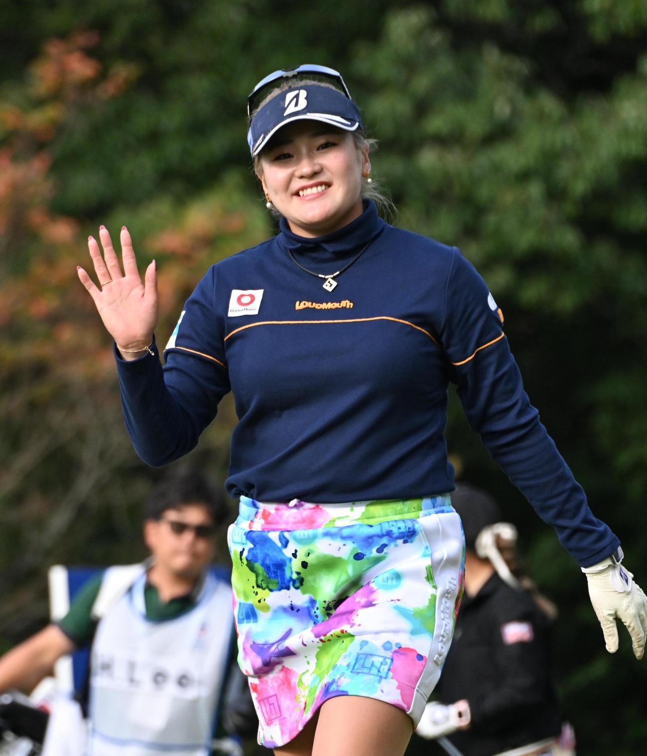 2番、桑木志帆は関係者らに手を振る（撮影・石井愛子）