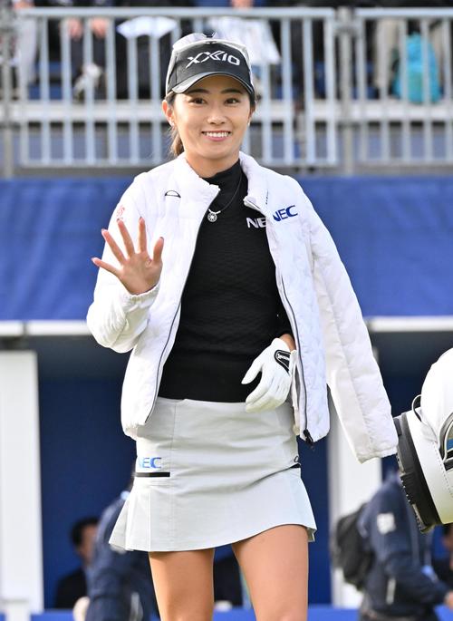 1番、安田祐香は関係者らに手を振る(撮影・石井愛子)