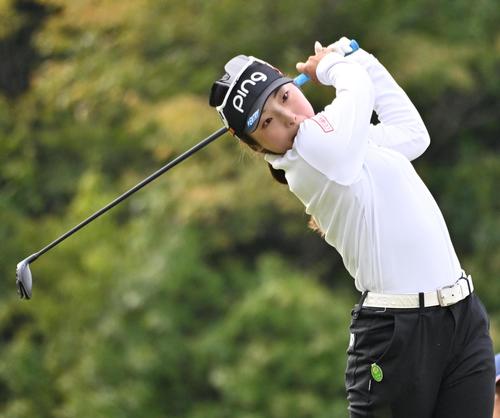 3番、佐久間朱莉はティーショットを放つ(撮影・石井愛子)