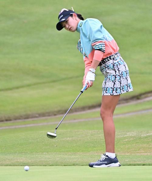 3番、原英莉花はバーディーパットを決める(撮影・石井愛子)