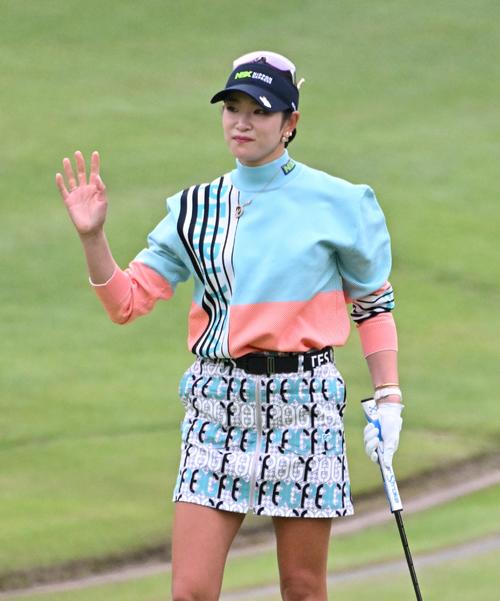 3番、原英莉花はバーディーパットを決め手をあげる(撮影・石井愛子)