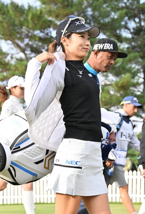 1番、安田祐香はティーショットを放ち移動する(撮影・石井愛子)
