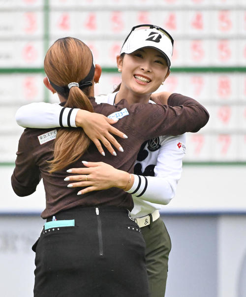 18番ホール、鶴岡果恋(右)は18番ホールを終え吉本ひかると抱き合う(撮影・石井愛子)