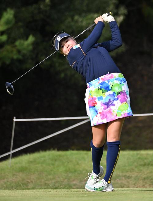 2番、桑木志帆ティーショットを放つ(撮影・石井愛子)