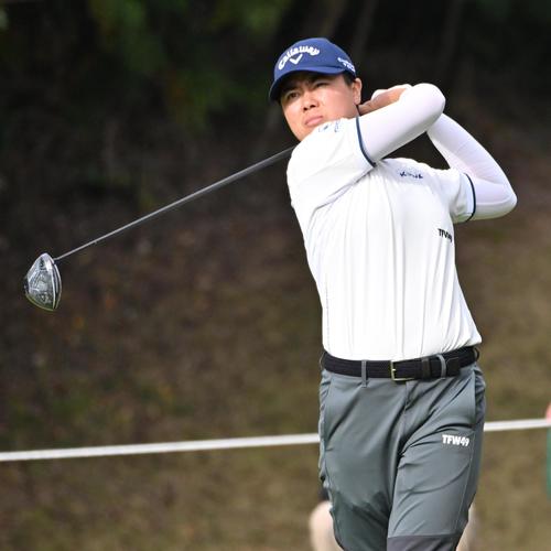 2番、笹生優花はティーショットを放つ(撮影・石井愛子)
