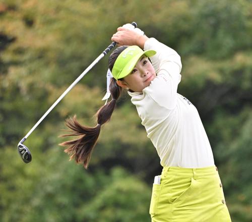 3番、河本結はティーショットを放つ(撮影・石井愛子)