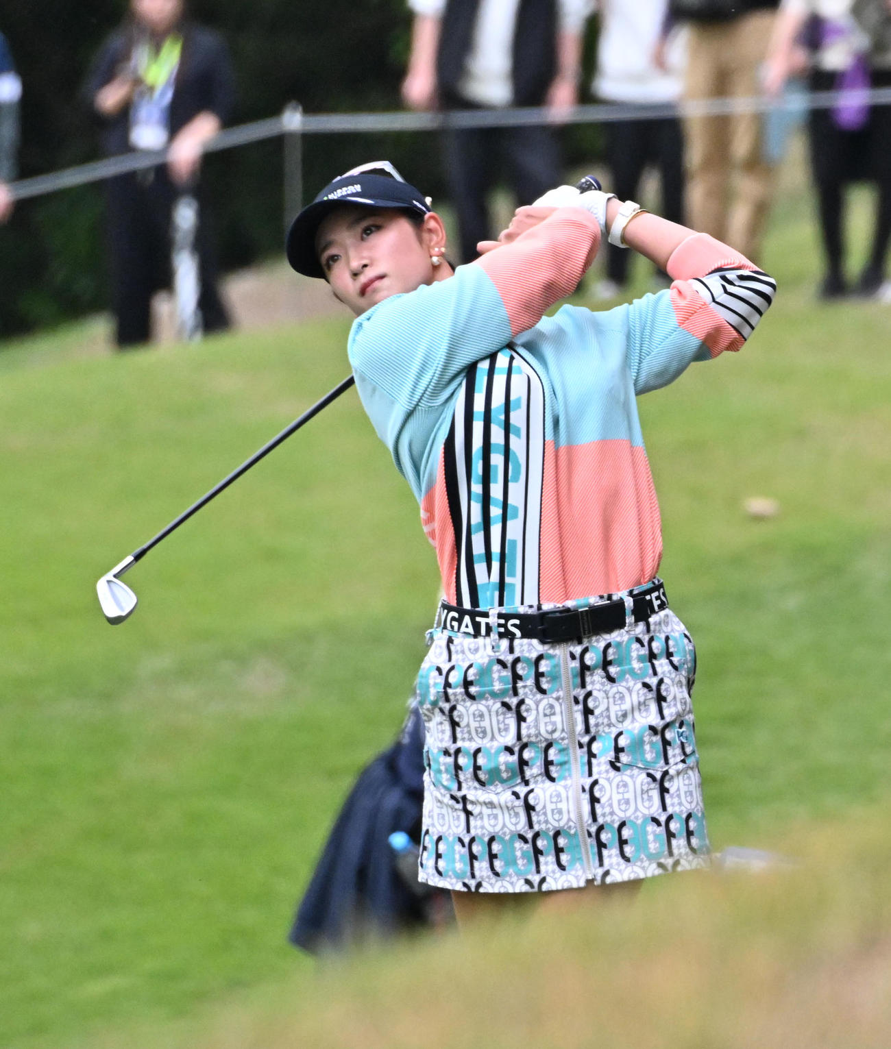 2番ホール、原英莉花は2打目を放つ（撮影・石井愛子）