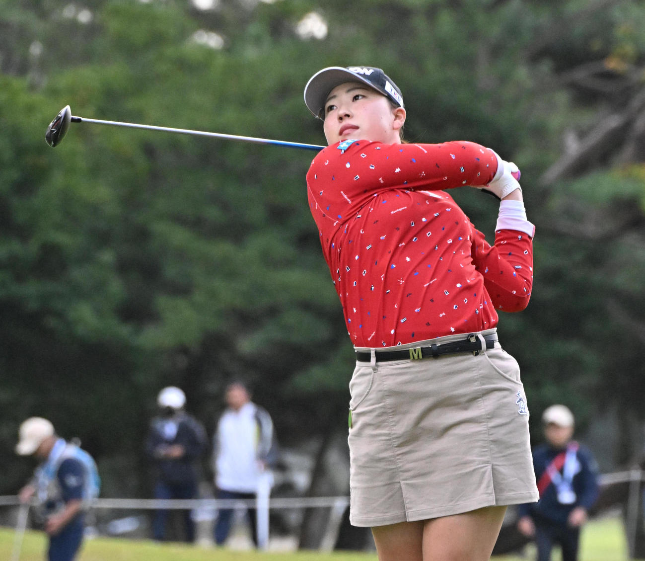 1番ホール、竹田麗央は2打目を放つ（撮影・石井愛子）