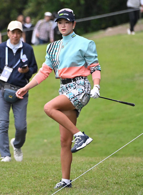 2番ホール、原英莉花は2打目を放ちロープをまたぐ（撮影・石井愛子）