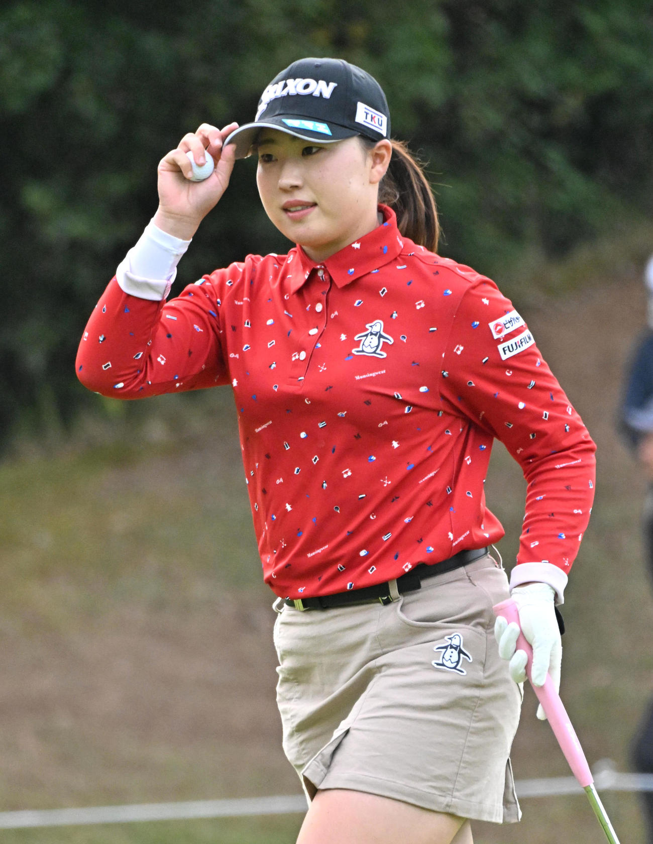 1番ホール、竹田麗央はバーデイーを決め移動する（撮影・石井愛子）