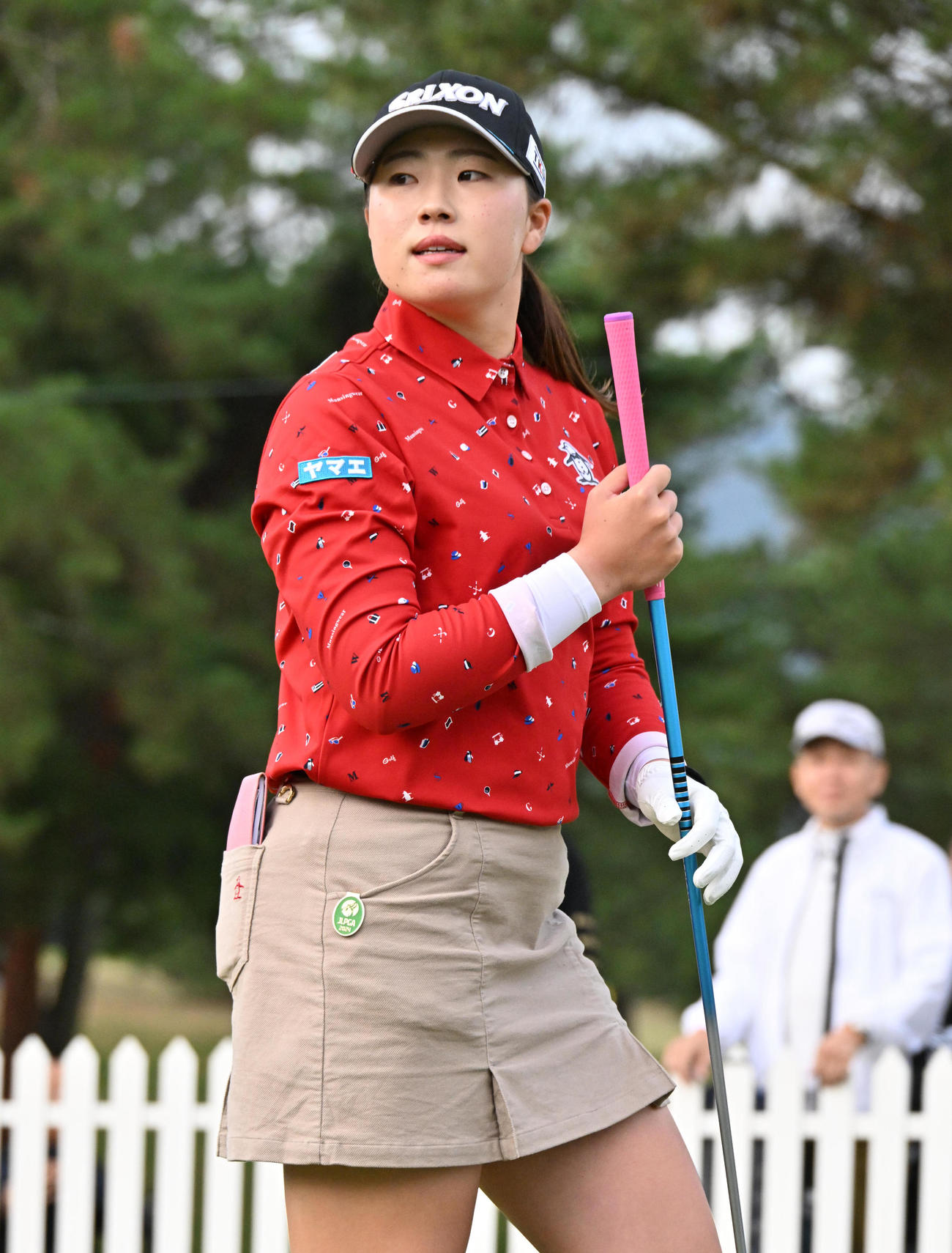1番ホール、竹田麗央はティ－ショットを放ち移動する（撮影・石井愛子）