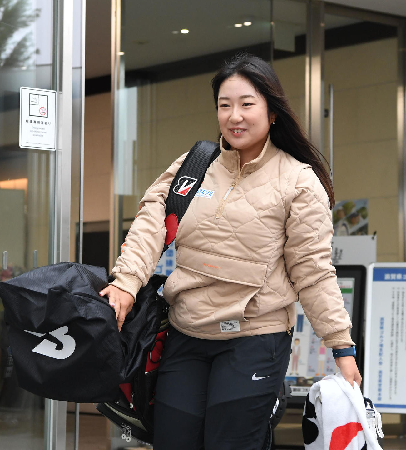 大会3日目が中止となり引き揚げる阿部未悠（撮影・和賀正仁）