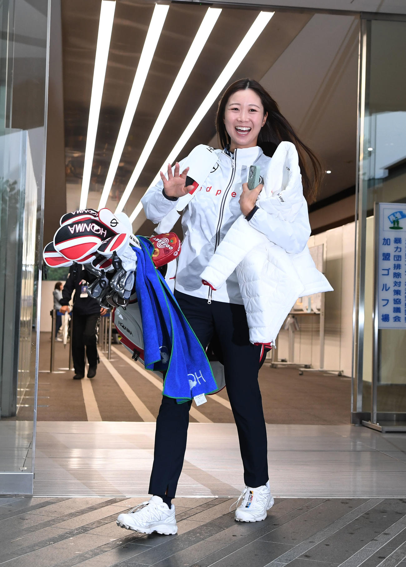 大会3日目が中止となり引き揚げる金沢志奈（撮影・和賀正仁）