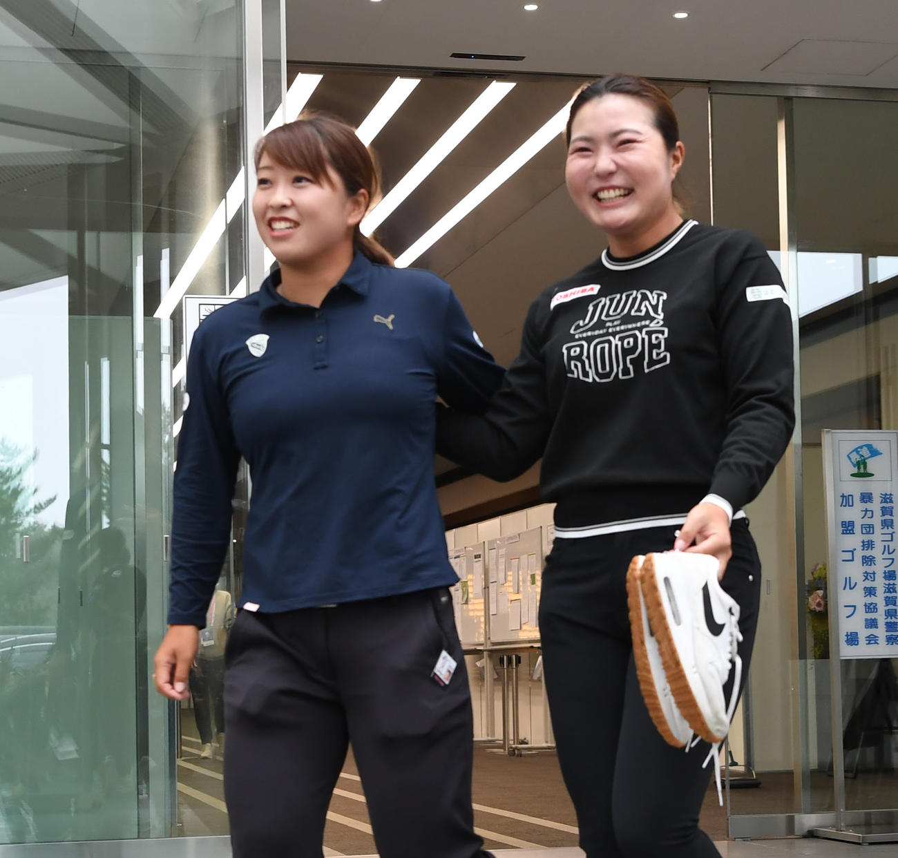 大会3日目が中止となり引き揚げる西郷真央（左）と高橋彩華（撮影・和賀正仁）