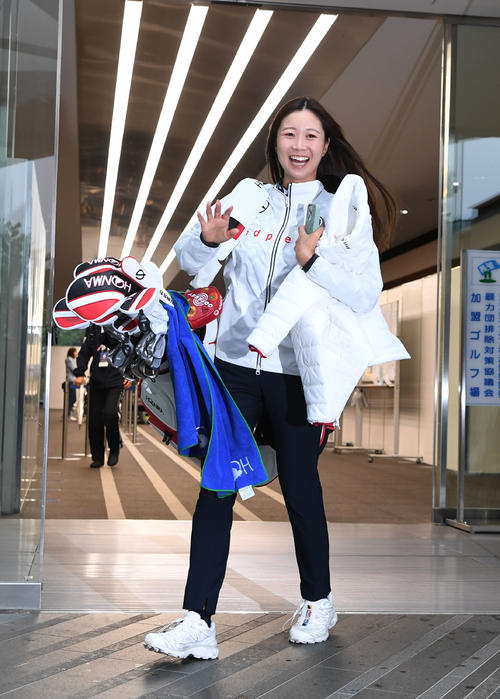 大会3日目が中止となり引き揚げる金沢志奈(撮影・和賀正仁)