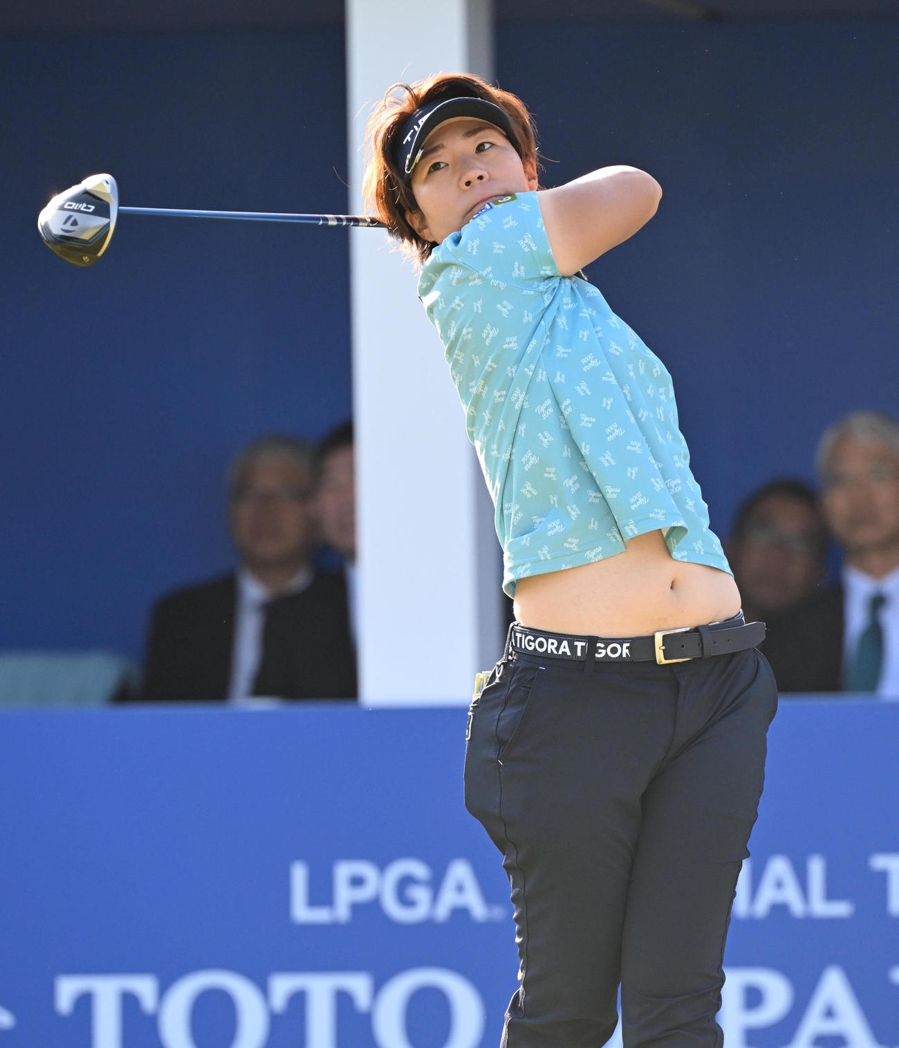 1番ホール、スタートする穴井詩（撮影・和賀正仁）