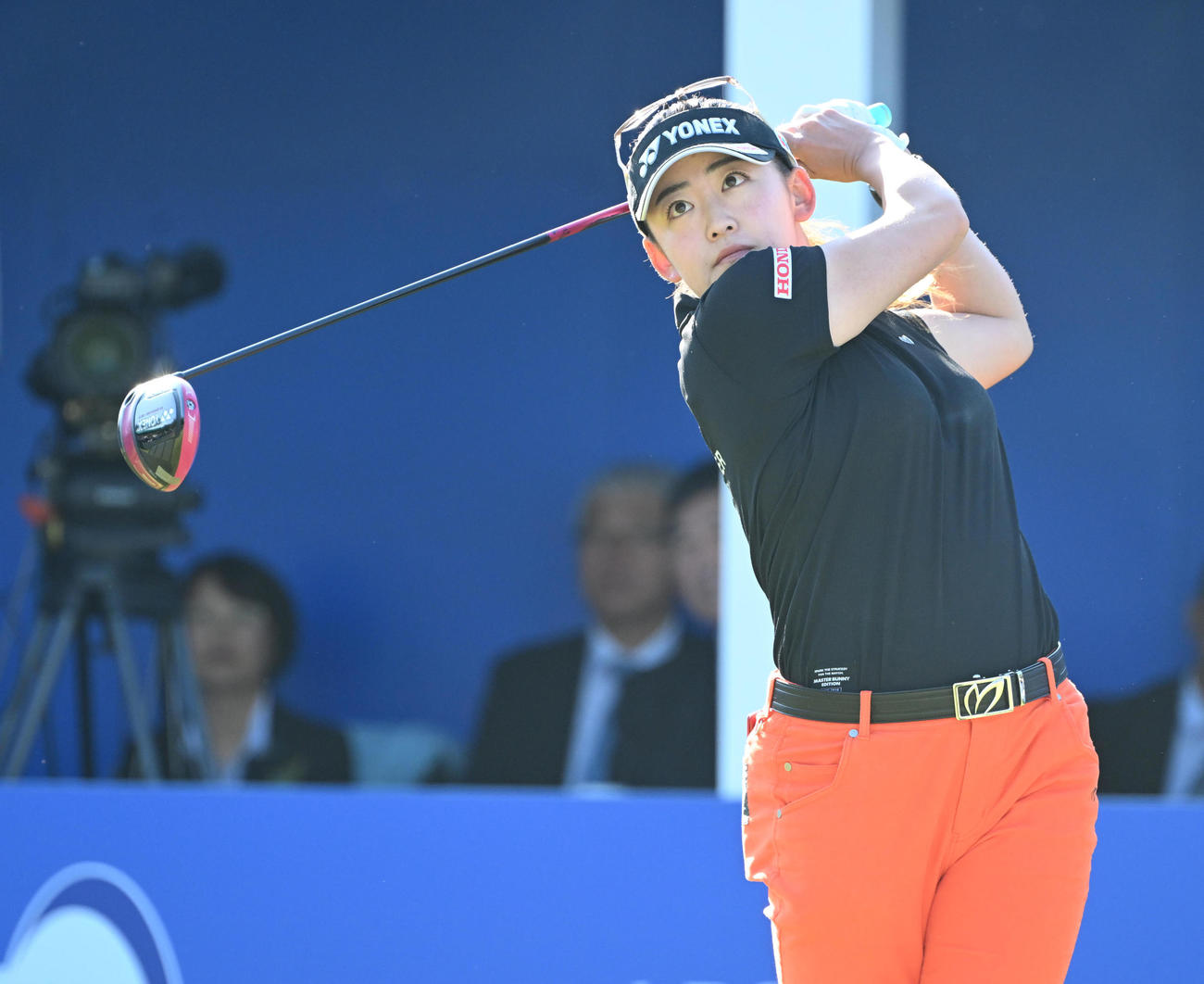 1番ホール、スタートする岩井千怜（撮影・和賀正仁）