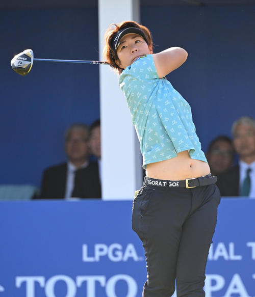 1番ホール、スタートする穴井詩（撮影・和賀正仁）
