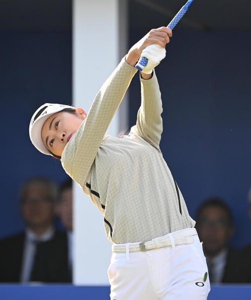 1番ホール、スタートする安田祐香（撮影・和賀正仁）
