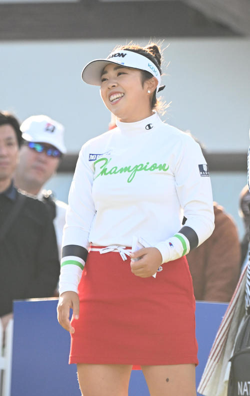 1番ホール、笑顔でスタートする山下美夢有（撮影・和賀正仁）