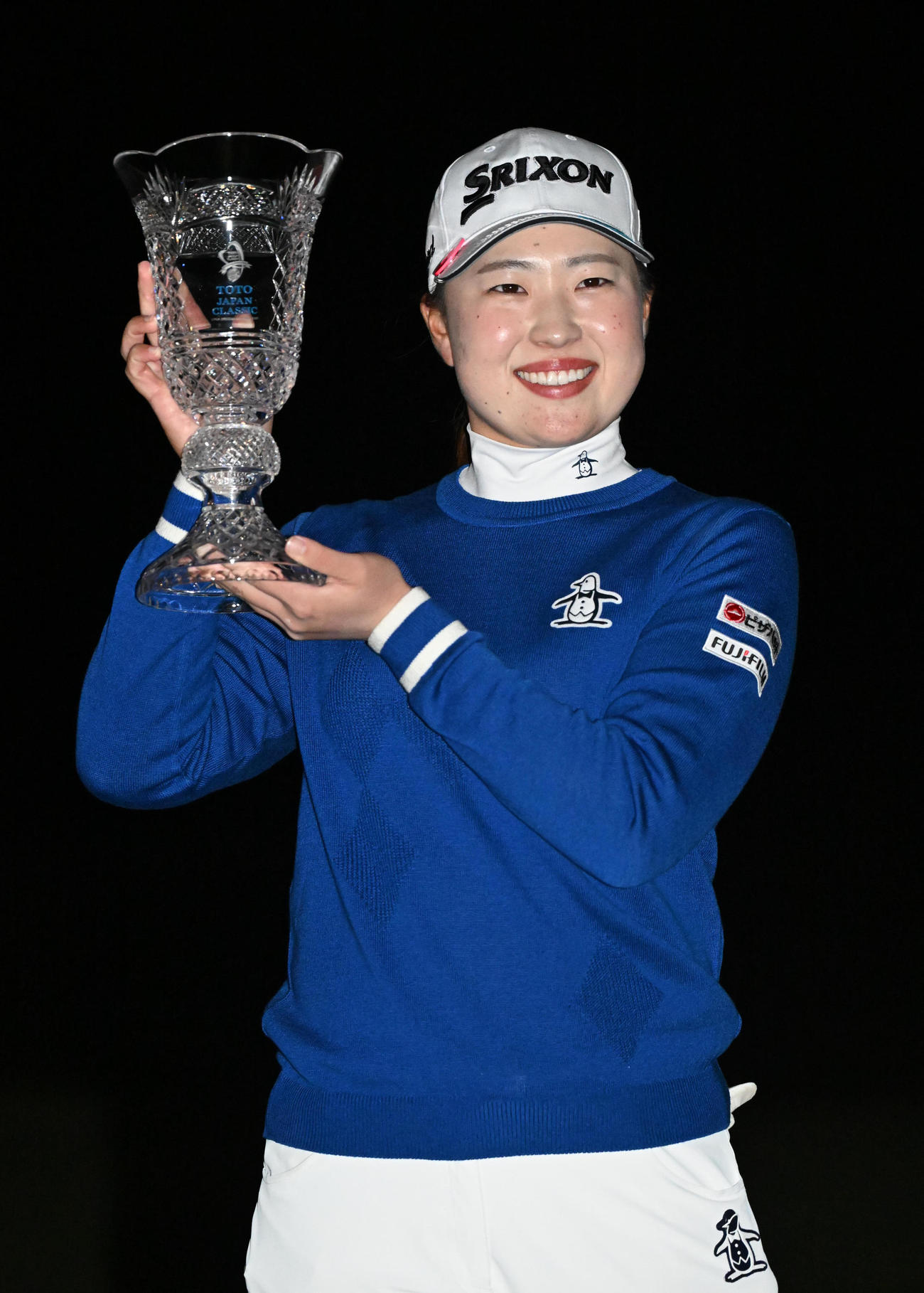 優勝カップを掲げる竹田麗央（撮影・和賀正仁）
