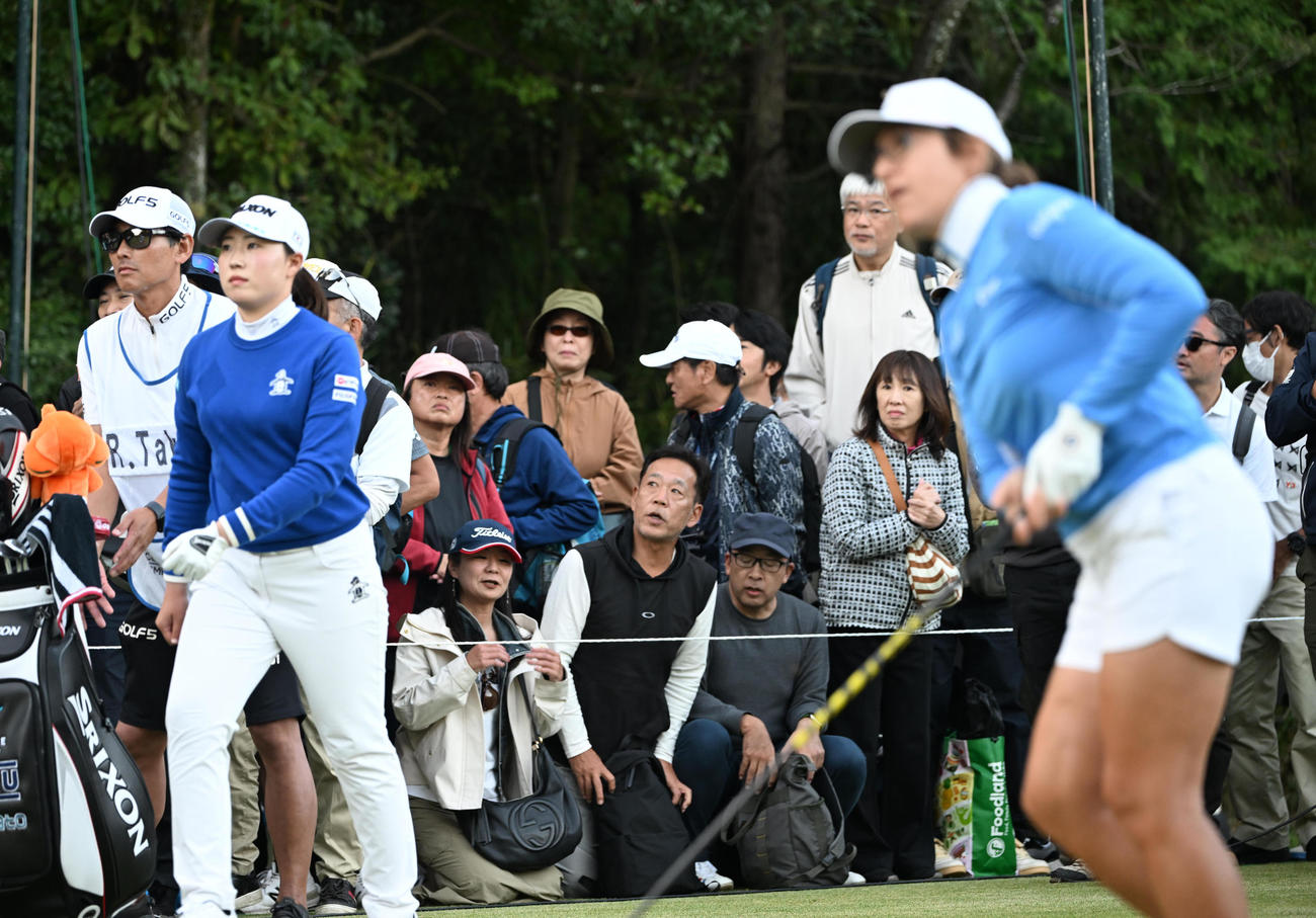 プレーオフ4ホール目、ティーショットを打ちセカンドに向かう竹田。右はアレックス（撮影・和賀正仁）