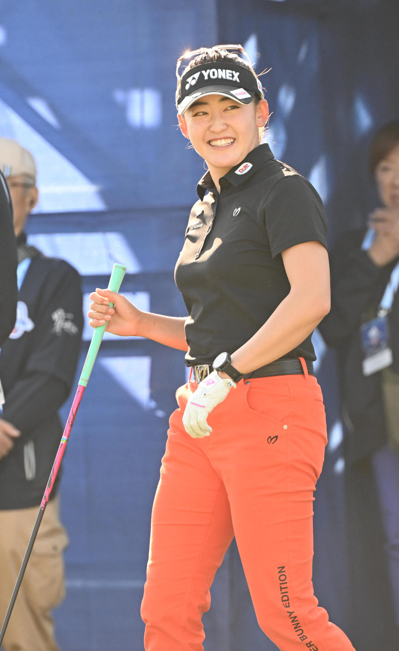 1番ホール、笑顔でスタートする岩井千怜（撮影・和賀正仁）