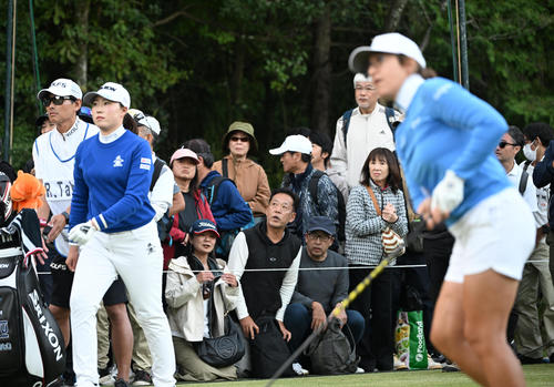 プレーオフ4ホール目、ティーショットを打ちセカンドに向かう竹田。右はアレックス(撮影・和賀正仁)