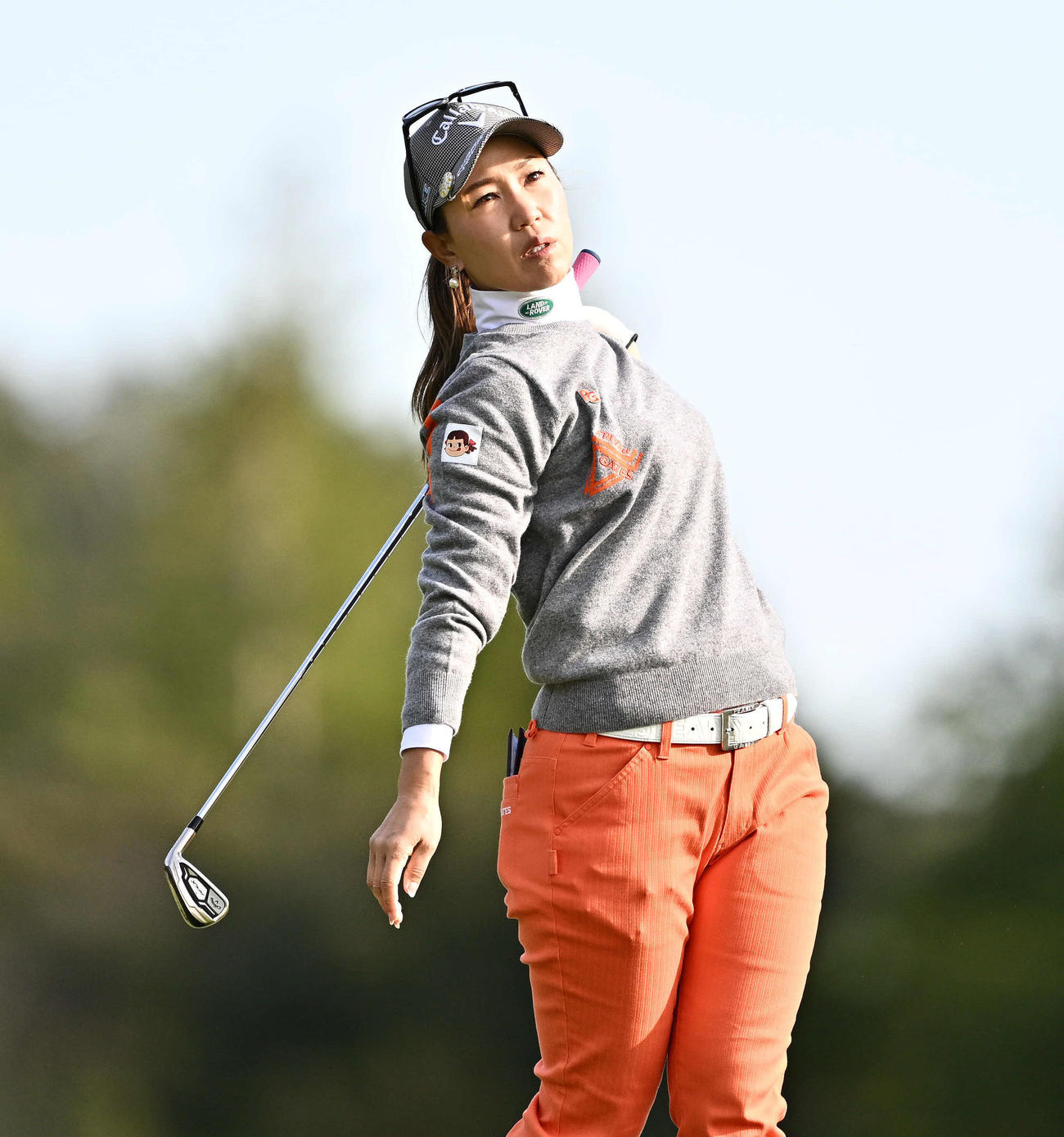 2番、ティーショットを放つ上田（撮影・滝沢徹郎）