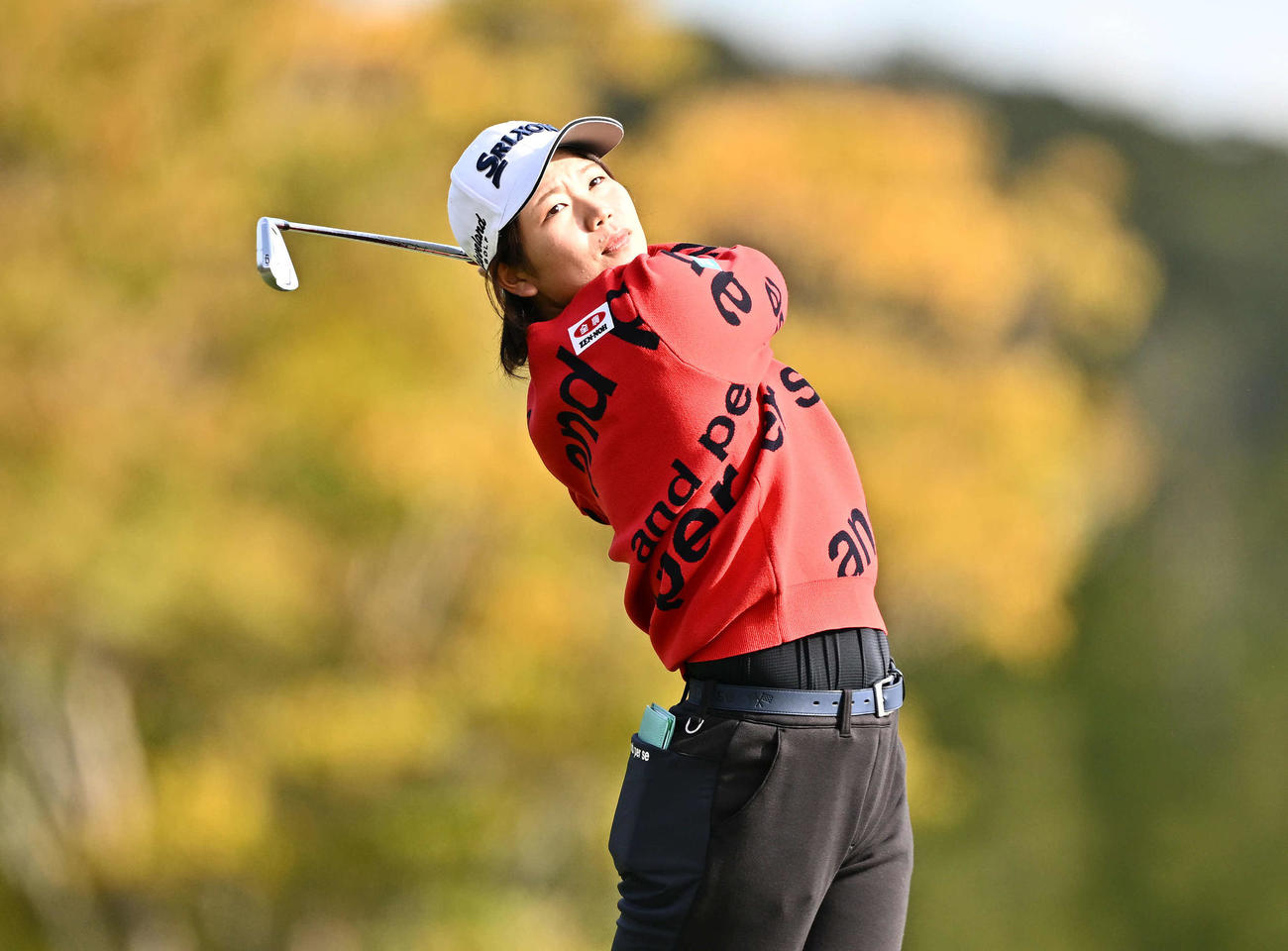 2番、ティーショットを放つ桜井（撮影・滝沢徹郎）