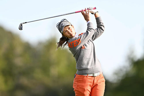 2番、ティーショットを放つ上田（撮影・滝沢徹郎）