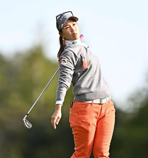 2番、ティーショットを放つ上田（撮影・滝沢徹郎）