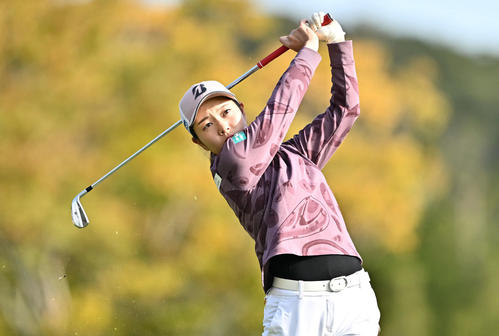 2番、ティーショットを放つ佐藤（撮影・滝沢徹郎）