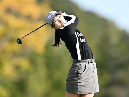 2番、ティーショットを放つ尾関（撮影・滝沢徹郎）