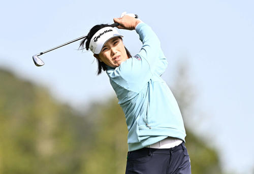2番、ティーショットを放つ全美貞（撮影・滝沢徹郎）