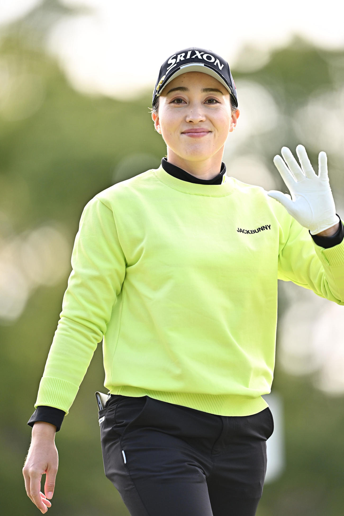 3番、カメラに向かって手をふる村田（撮影・滝沢徹郎）