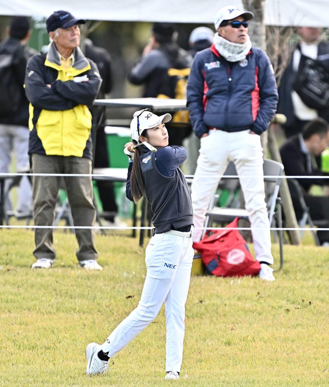 18番、2打目を放つ安田（撮影・滝沢徹郎）