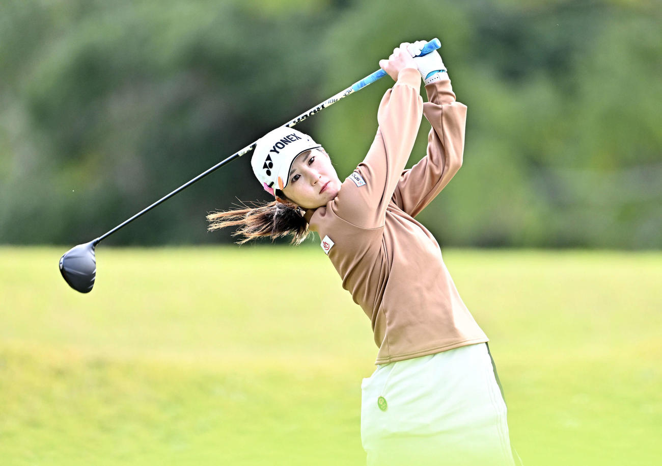 3番、ティーショットを放つ石田（撮影・滝沢徹郎）