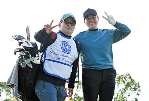 キャディーとポーズを決める工藤（右）（撮影・滝沢徹郎）