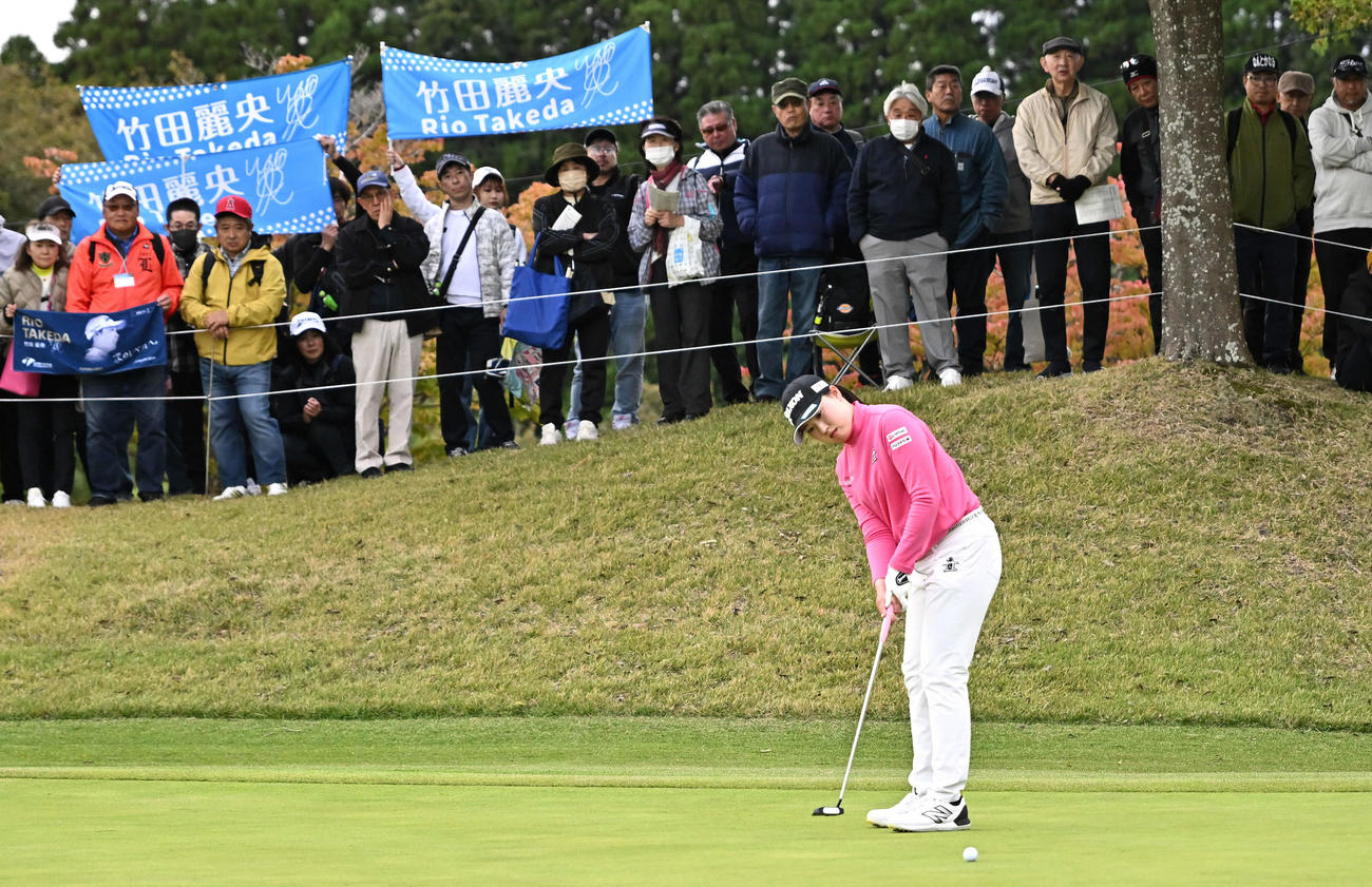 9番、横断幕を背にパットを放つ竹田（撮影・滝沢徹郎）