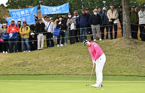 9番、横断幕を背にパットを放つ竹田（撮影・滝沢徹郎）