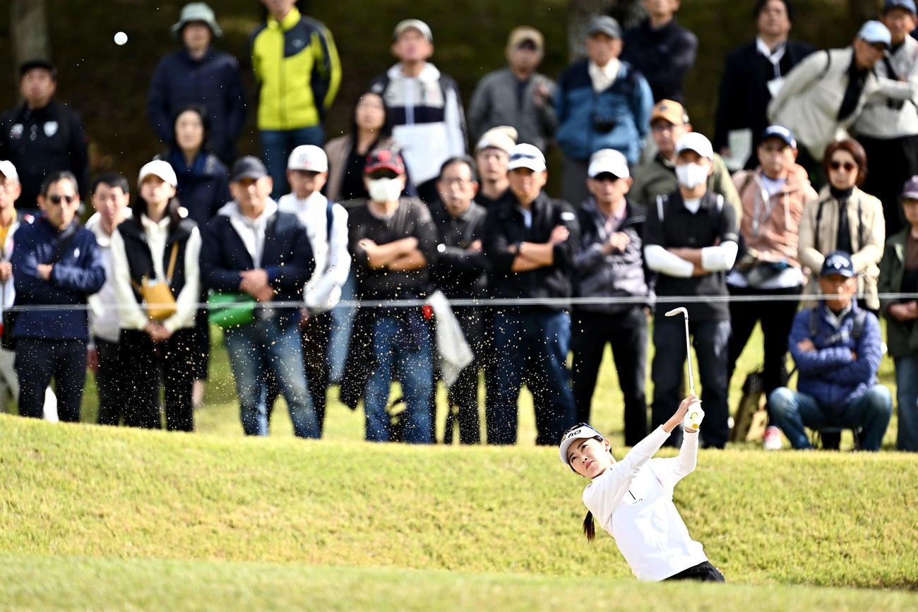 8番、バンカーショットを放つ安田（撮影・滝沢徹郎）