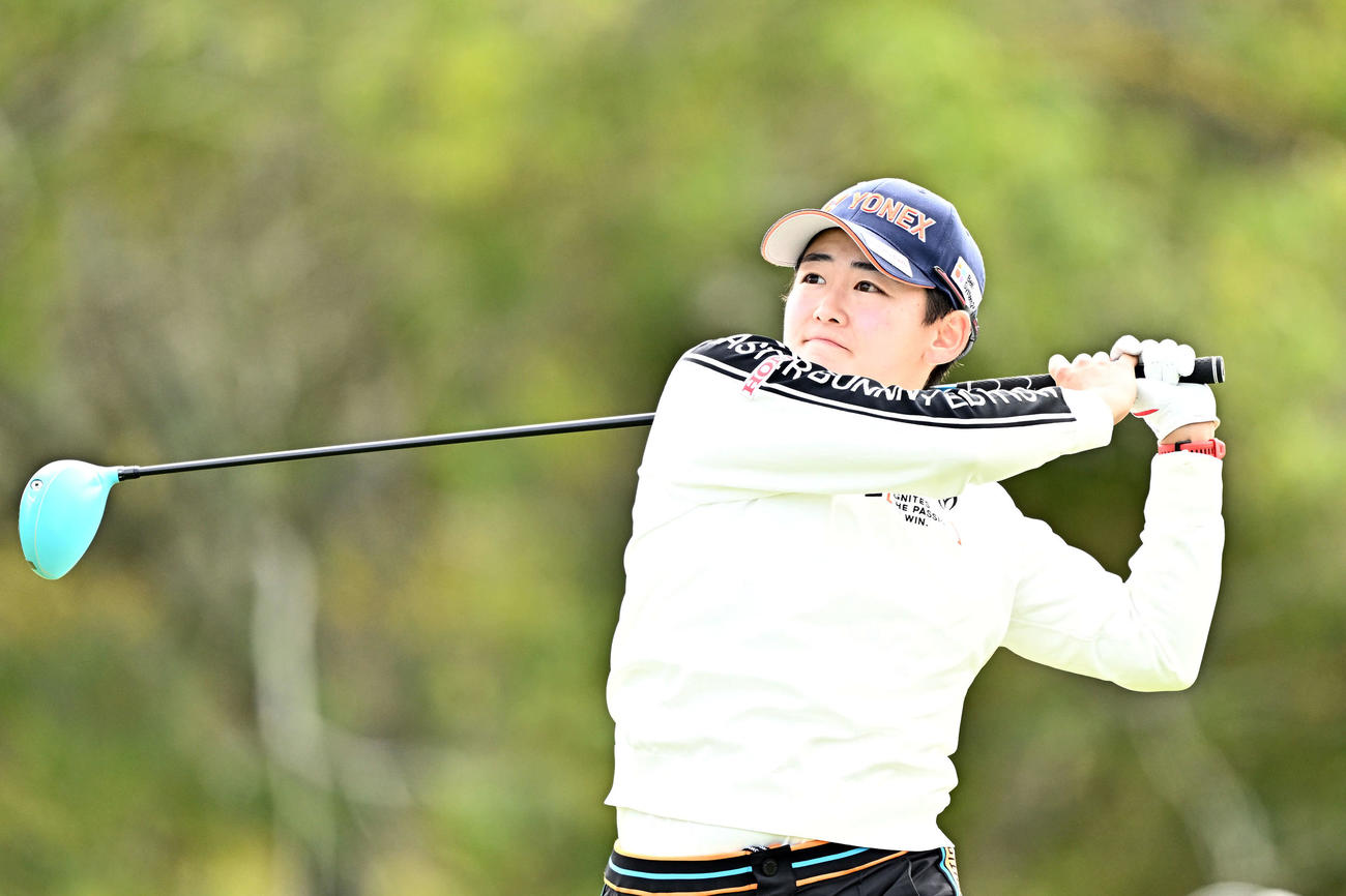 9番、ティーショットを放つ岩井明（撮影・滝沢徹郎）