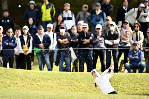 8番、バンカーショットを放つ安田(撮影・滝沢徹郎)