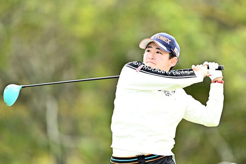 9番、ティーショットを放つ岩井明(撮影・滝沢徹郎)