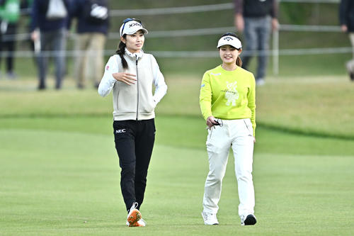 18番、ラウンドする安田(左)と政田(撮影・滝沢徹郎)