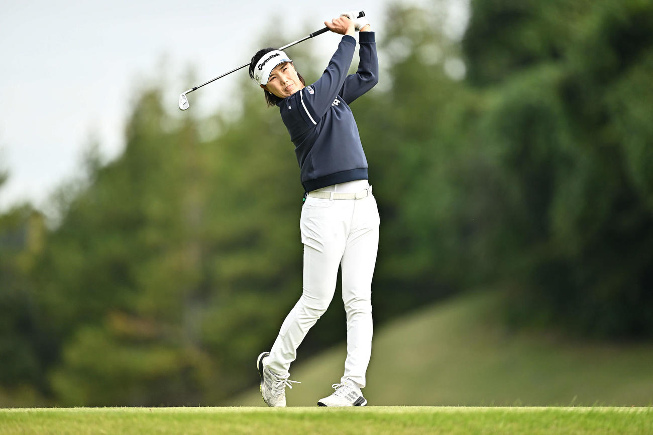 2番、ティーショットを放つ全美貞（撮影・滝沢徹郎）